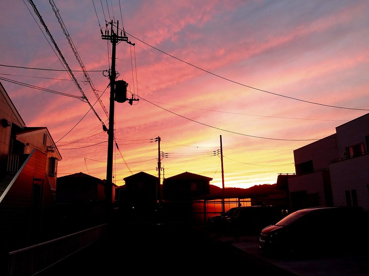 Poste de luz y cielo al atardecer