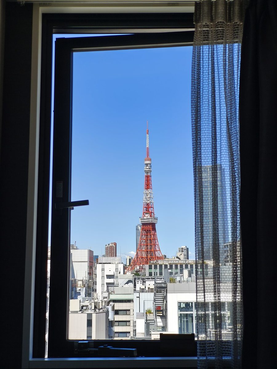 La Torre de Tokio al otro lado de la ventana